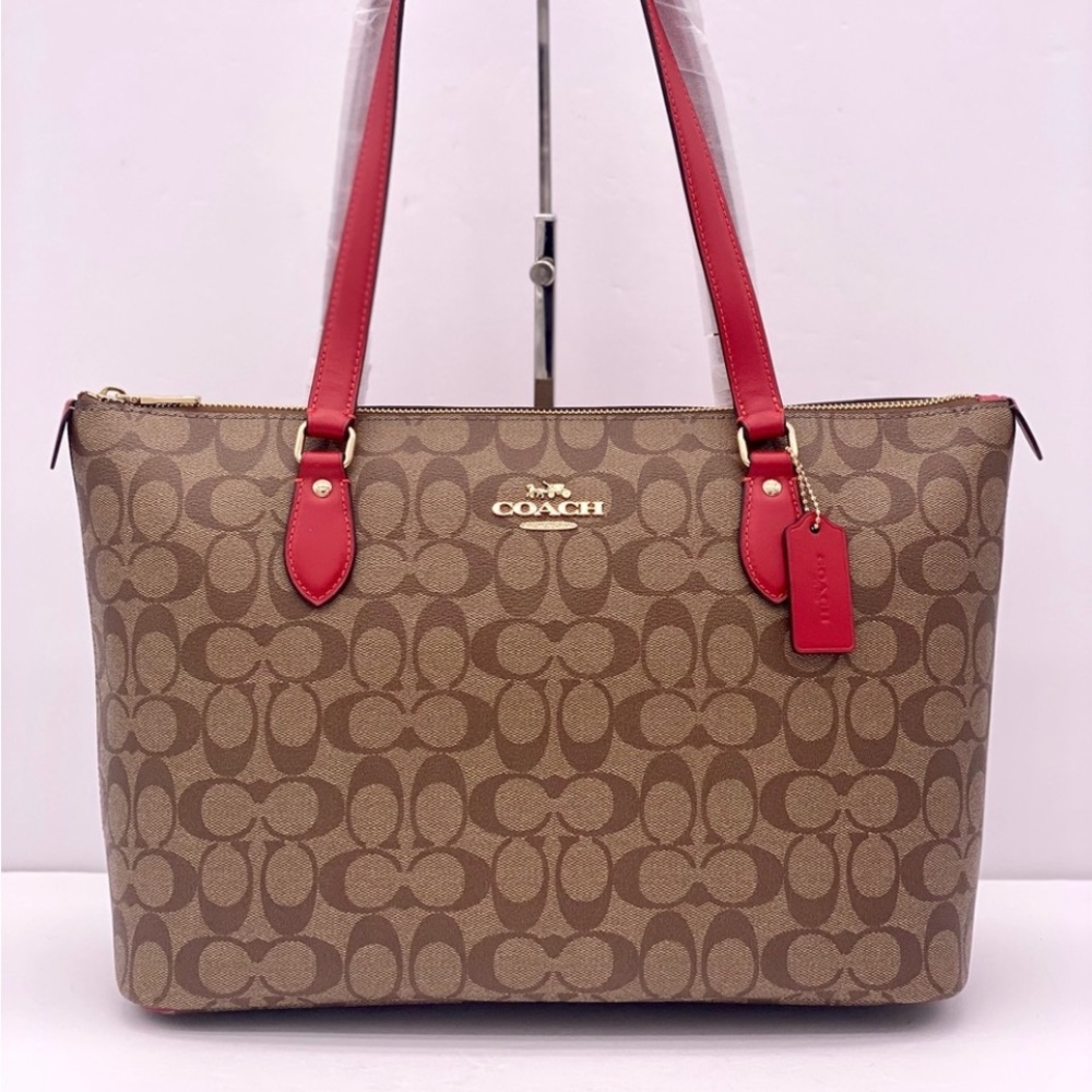 Coach Gallery Tote In
Signature Canvas
$178 $378 - Picture 10 of 14